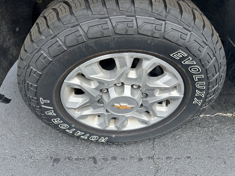 2022 Chevrolet Silverado 3500 LT - Photo 9 - Hayes, VA 23072