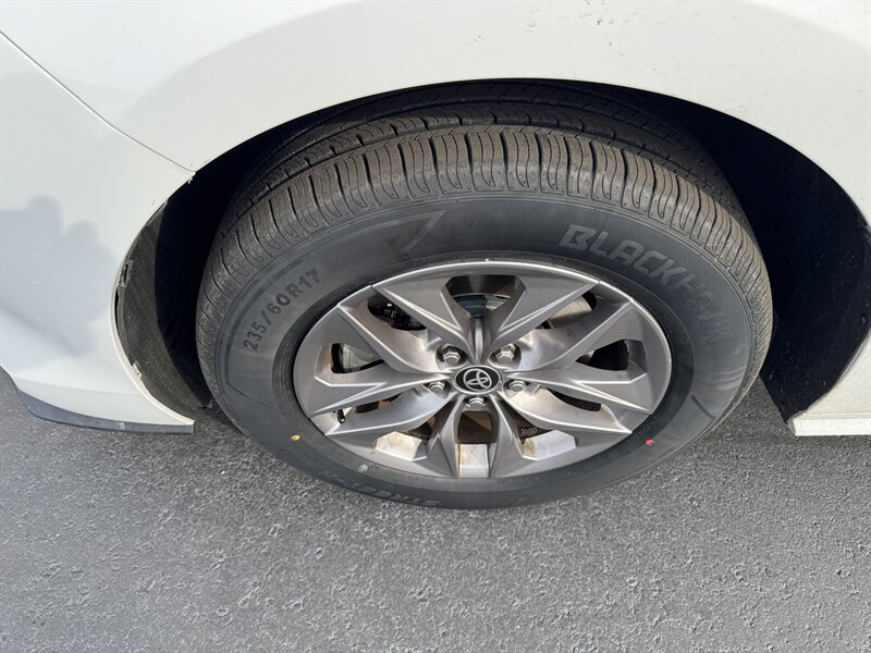 2021 Toyota Sienna LE 8-Passenger - Photo 9 - Hayes, VA 23072