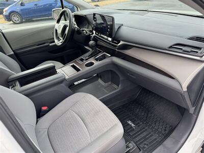 2021 Toyota Sienna LE 8-Passenger - Photo 14 - Hayes, VA 23072
