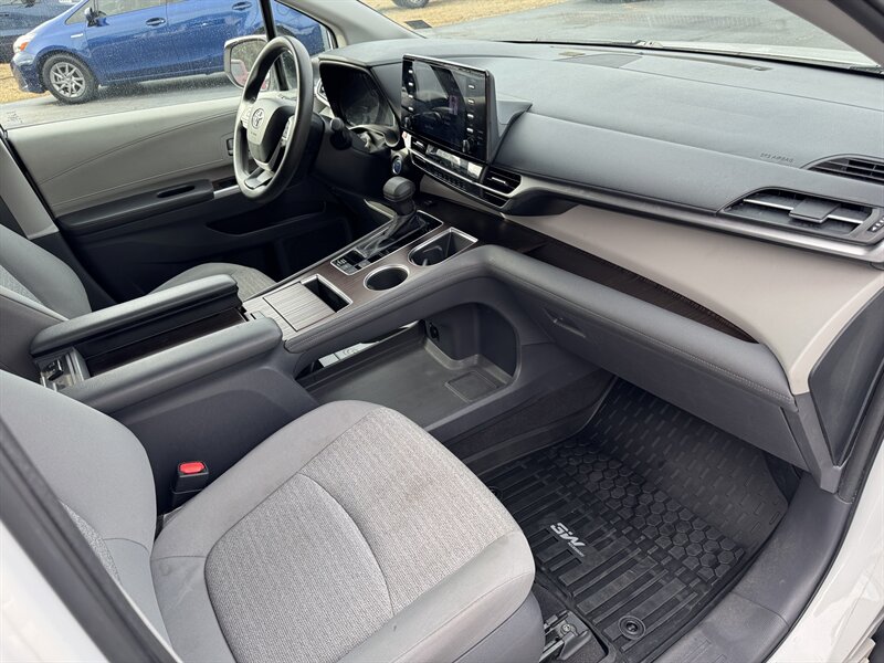 2021 Toyota Sienna LE 8-Passenger - Photo 14 - Hayes, VA 23072