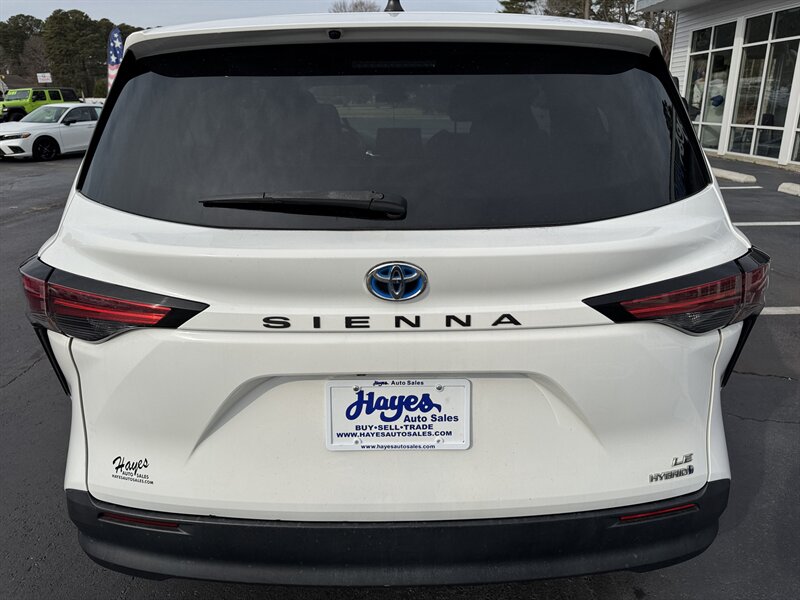 2021 Toyota Sienna LE 8-Passenger - Photo 4 - Hayes, VA 23072