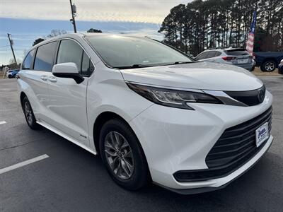 2021 Toyota Sienna LE 8-Passenger - Photo 7 - Hayes, VA 23072
