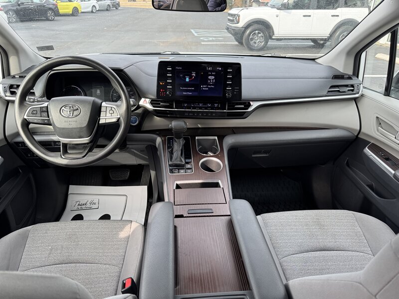 2021 Toyota Sienna LE 8-Passenger - Photo 10 - Hayes, VA 23072