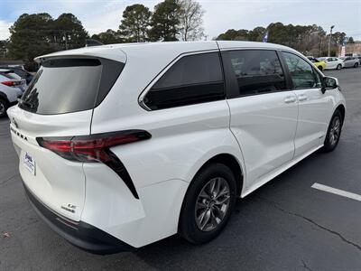 2021 Toyota Sienna LE 8-Passenger - Photo 5 - Hayes, VA 23072