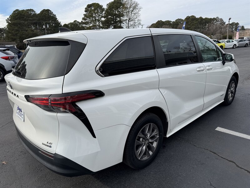 2021 Toyota Sienna LE 8-Passenger - Photo 5 - Hayes, VA 23072