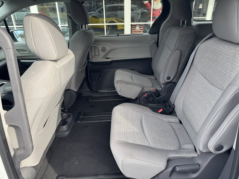2021 Toyota Sienna LE 8-Passenger - Photo 11 - Hayes, VA 23072