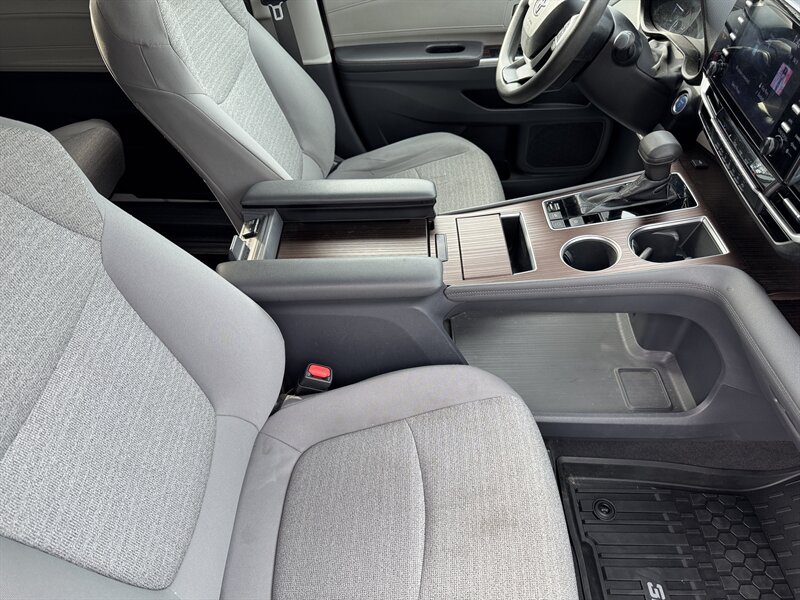 2021 Toyota Sienna LE 8-Passenger - Photo 15 - Hayes, VA 23072