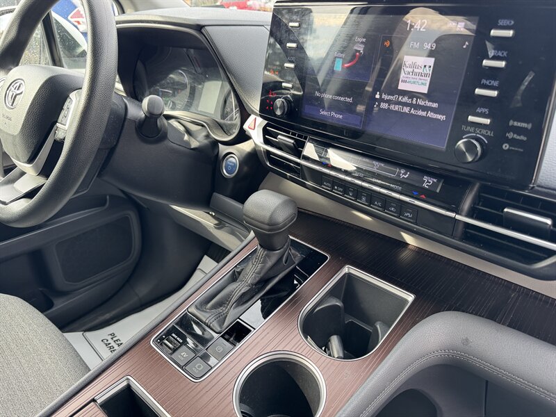 2021 Toyota Sienna LE 8-Passenger - Photo 16 - Hayes, VA 23072