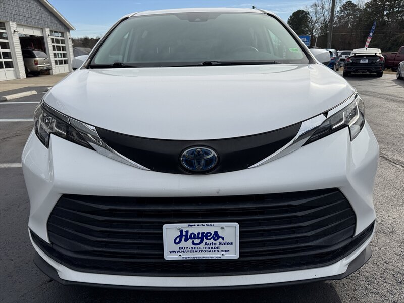 2021 Toyota Sienna LE 8-Passenger - Photo 8 - Hayes, VA 23072