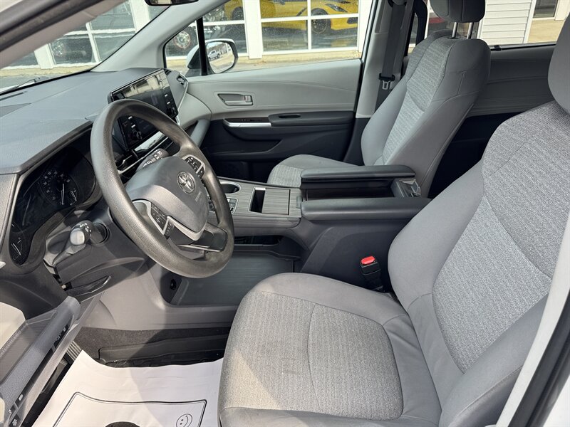 2021 Toyota Sienna LE 8-Passenger - Photo 20 - Hayes, VA 23072