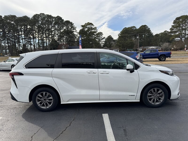 2021 Toyota Sienna LE 8-Passenger - Photo 6 - Hayes, VA 23072