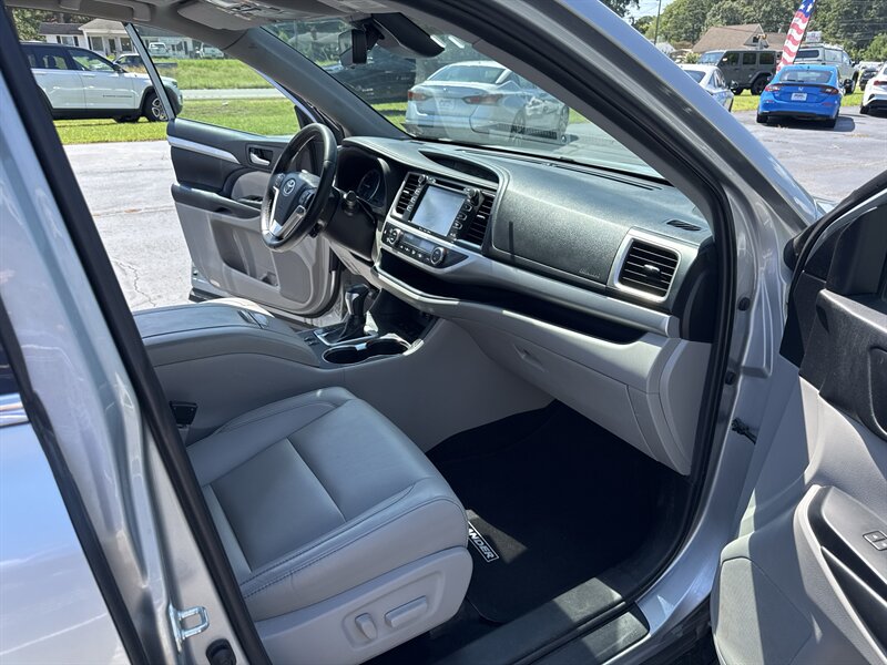 2019 Toyota Highlander XLE - Photo 16 - Hayes, VA 23072