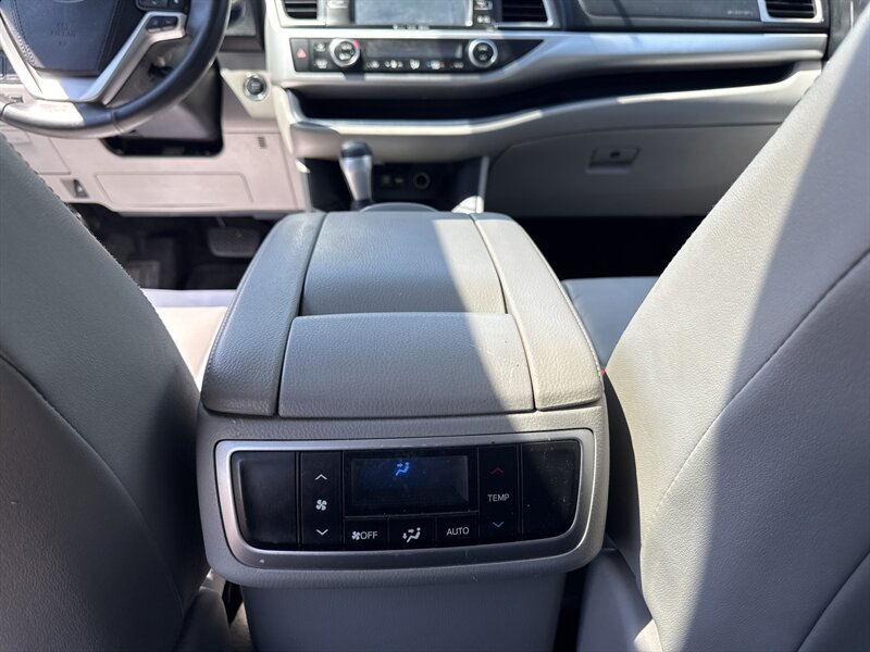 2019 Toyota Highlander XLE - Photo 23 - Hayes, VA 23072