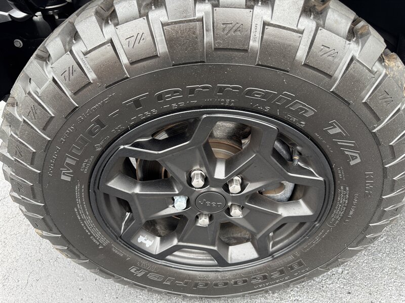 2022 Jeep Gladiator Willys - Photo 9 - Hayes, VA 23072