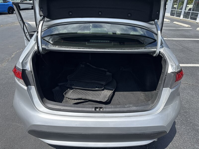 2022 Toyota Corolla LE - Photo 11 - Hayes, VA 23072