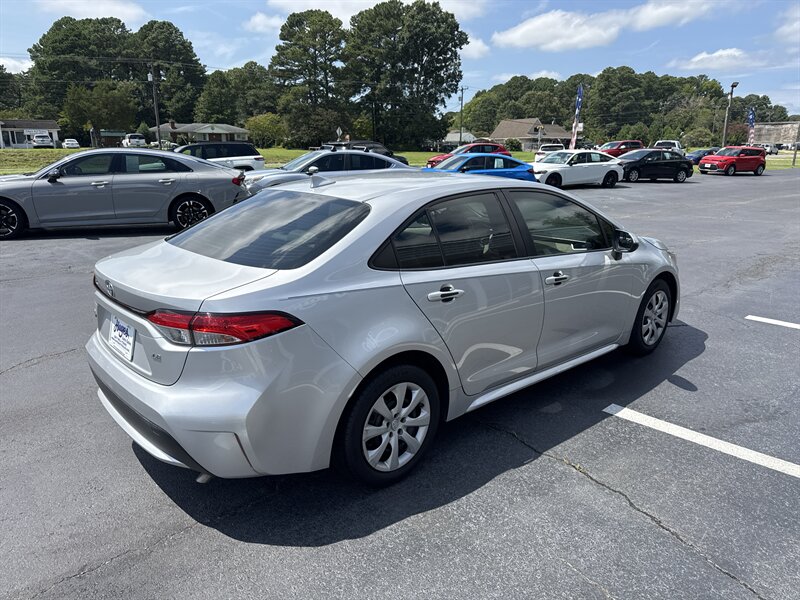 2022 Toyota Corolla LE - Photo 5 - Hayes, VA 23072