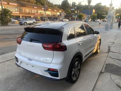 2022 Kia Niro EV EX   - Photo 6 - Studio City, CA 91604