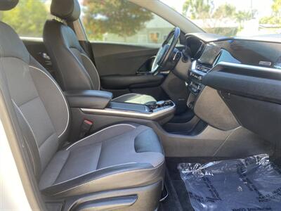 2022 Kia Niro EV EX   - Photo 44 - Studio City, CA 91604
