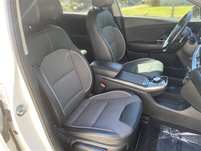 2022 Kia Niro EV EX   - Photo 33 - Studio City, CA 91604