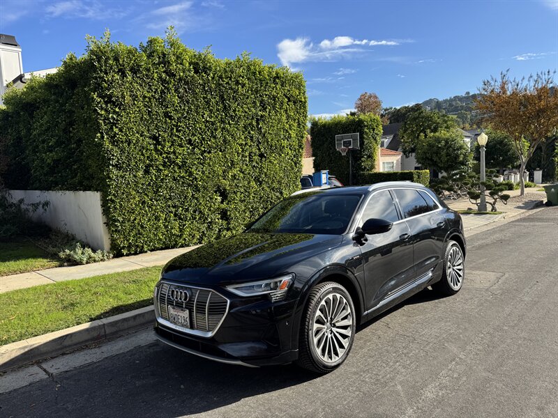 2019 Audi e-tron Prestige photo 2