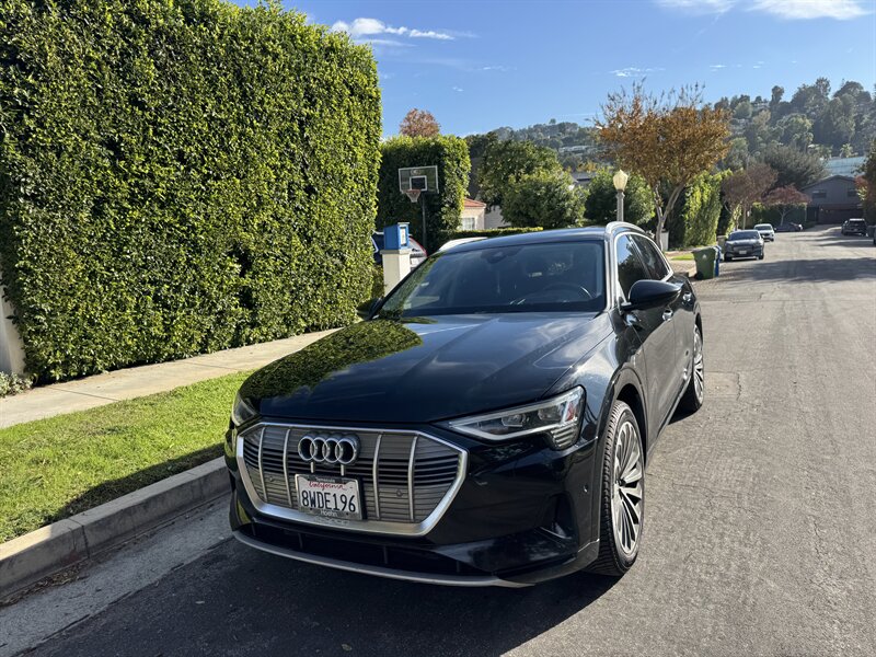 2019 Audi e-tron Prestige photo 4