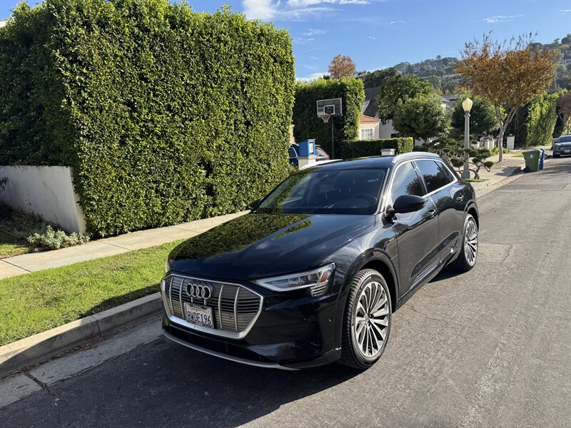 2019 Audi e-tron Prestige photo 3