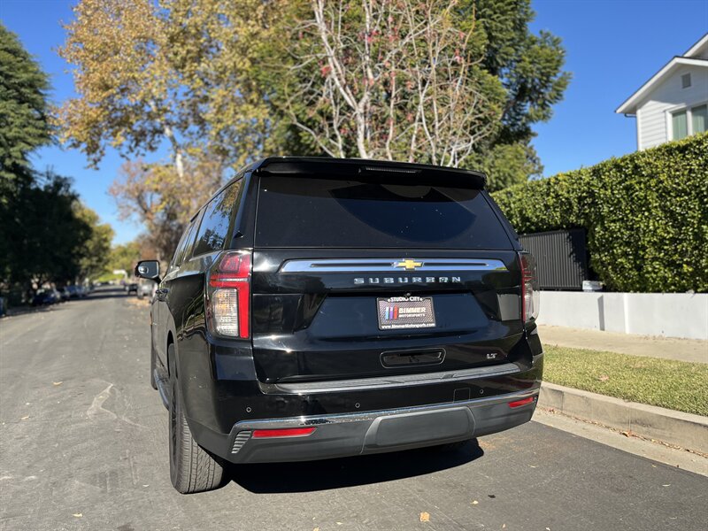 2022 Chevrolet Suburban LT photo 8