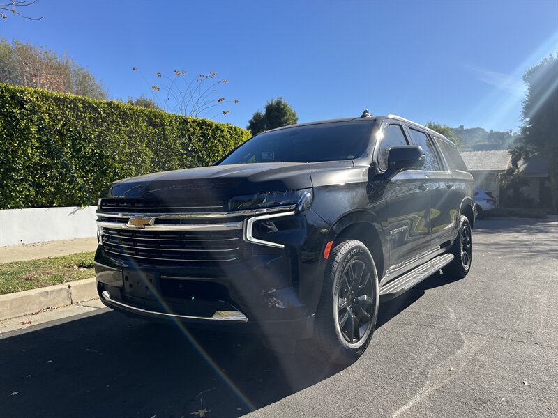 2022 Chevrolet Suburban LT photo 3