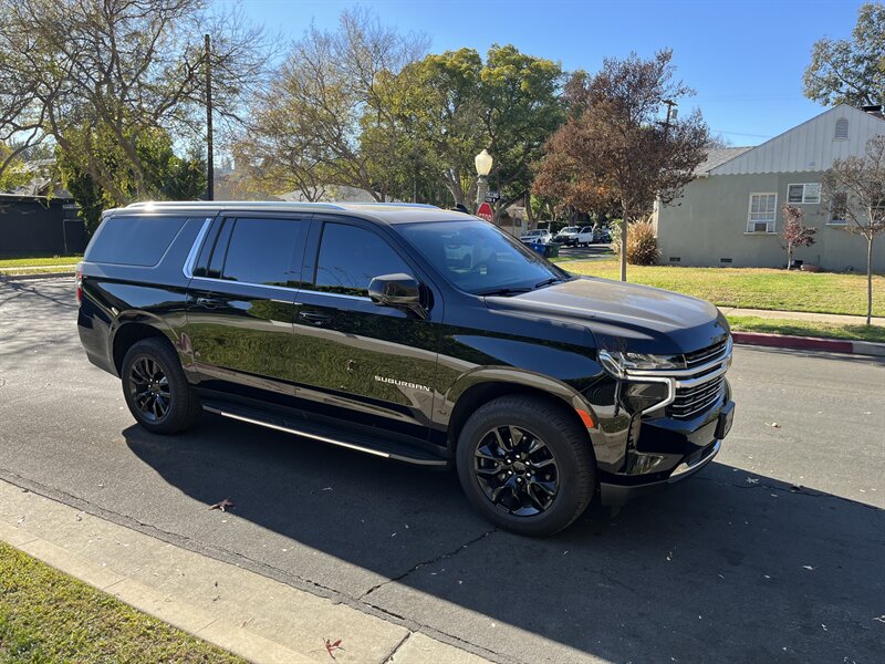 2022 Chevrolet Suburban LT photo 23