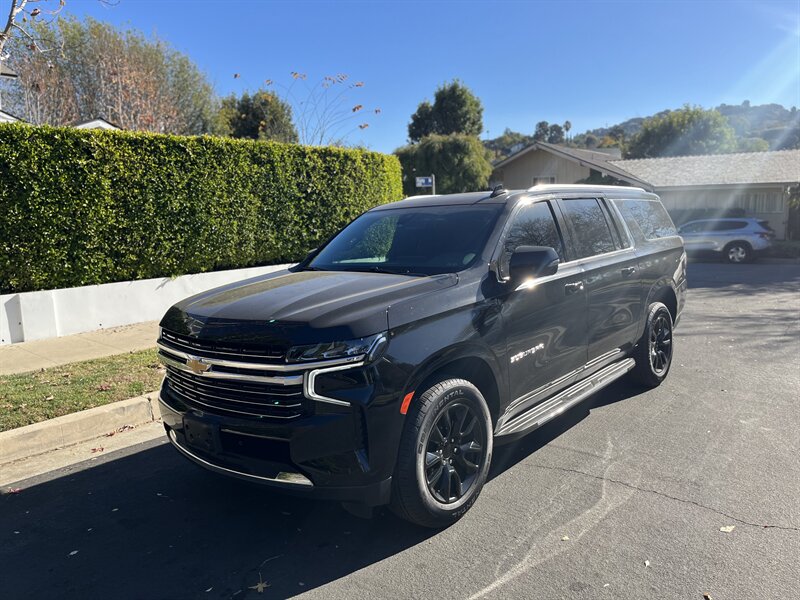 2022 Chevrolet Suburban LT photo 2