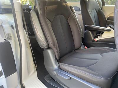 2020 Chrysler Pacifica Hybrid Touring   - Photo 20 - Studio City, CA 91604