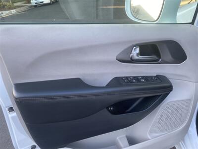 2020 Chrysler Pacifica Hybrid Touring   - Photo 16 - Studio City, CA 91604
