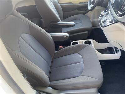 2020 Chrysler Pacifica Hybrid Touring   - Photo 21 - Studio City, CA 91604