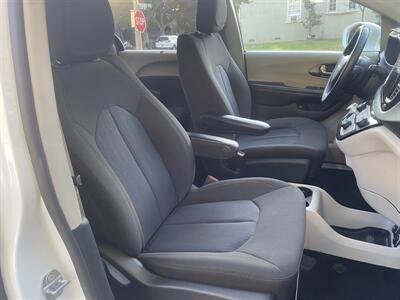 2020 Chrysler Pacifica Hybrid Touring   - Photo 22 - Studio City, CA 91604
