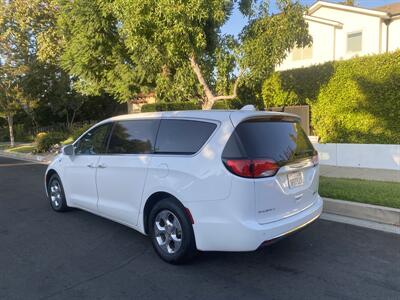 2020 Chrysler Pacifica Hybrid Touring   - Photo 11 - Studio City, CA 91604