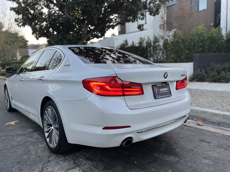 2018 BMW 5 Series 530e photo 13