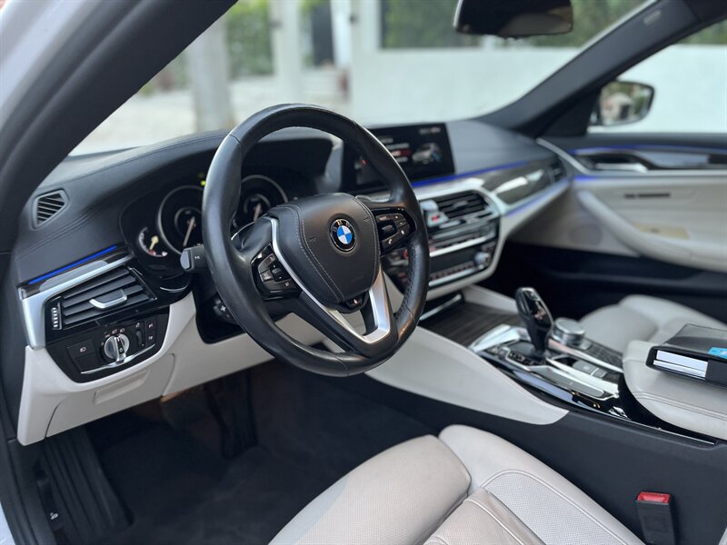 2018 BMW 5 Series 530e photo 24