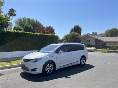 2018 Chrysler Pacifica Hybrid Limited   - Photo 2 - Studio City, CA 91604
