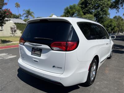 2018 Chrysler Pacifica Hybrid Limited   - Photo 13 - Studio City, CA 91604