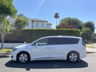 2018 Chrysler Pacifica Hybrid Limited   - Photo 9 - Studio City, CA 91604