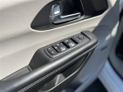 2018 Chrysler Pacifica Hybrid Limited   - Photo 25 - Studio City, CA 91604