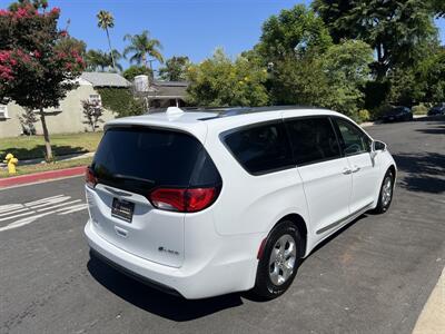 2018 Chrysler Pacifica Hybrid Limited   - Photo 12 - Studio City, CA 91604