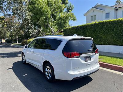 2018 Chrysler Pacifica Hybrid Limited   - Photo 15 - Studio City, CA 91604