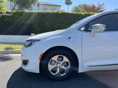 2018 Chrysler Pacifica Hybrid Limited   - Photo 18 - Studio City, CA 91604