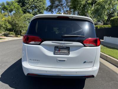 2018 Chrysler Pacifica Hybrid Limited   - Photo 14 - Studio City, CA 91604