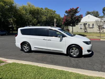 2018 Chrysler Pacifica Hybrid Limited   - Photo 10 - Studio City, CA 91604