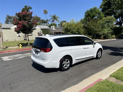 2018 Chrysler Pacifica Hybrid Limited   - Photo 11 - Studio City, CA 91604
