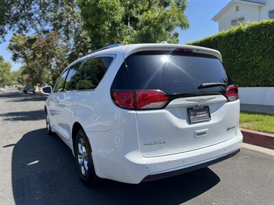 2018 Chrysler Pacifica Hybrid Limited   - Photo 17 - Studio City, CA 91604
