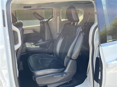 2018 Chrysler Pacifica Hybrid Limited   - Photo 35 - Studio City, CA 91604