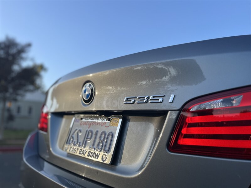 2011 BMW 5 Series 535i photo 19